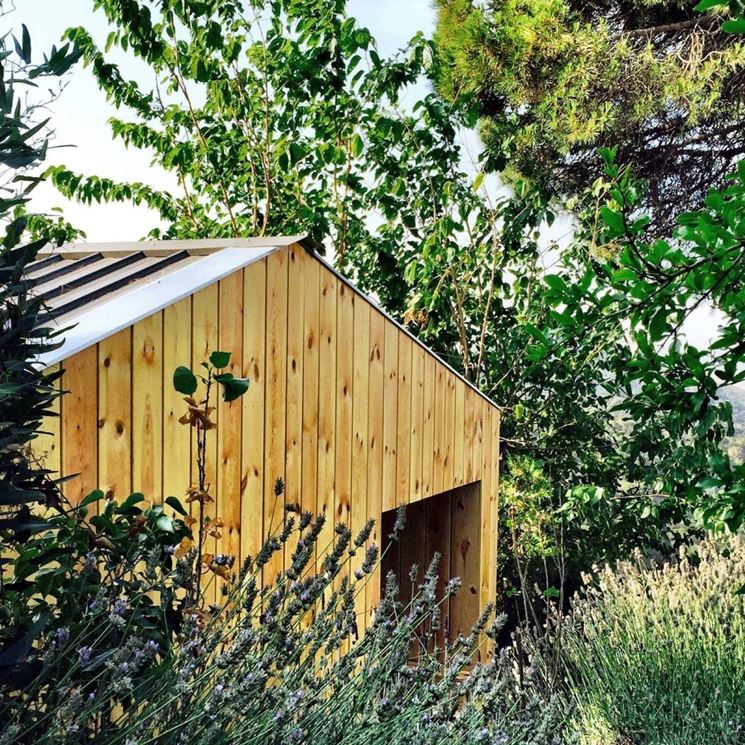 Casa in legno fai da te nel giardino