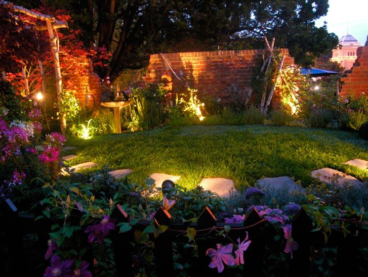 Illuminazione di un giardino con faretti