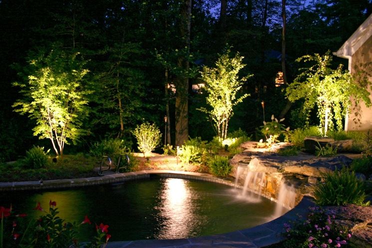 Illuminazione da giardino per alberi e cespugli