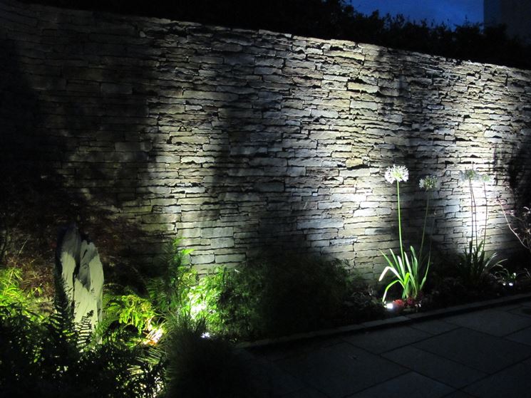 Illuminazione di un giardino con luci per esterno