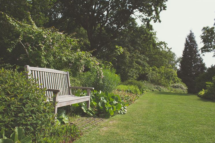 panchina per arredare il giardino