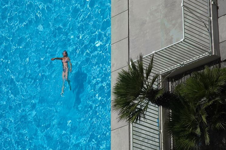 Piscina in giardino in estate.