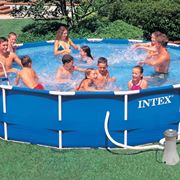 Relax in una piscina da giardino Intex