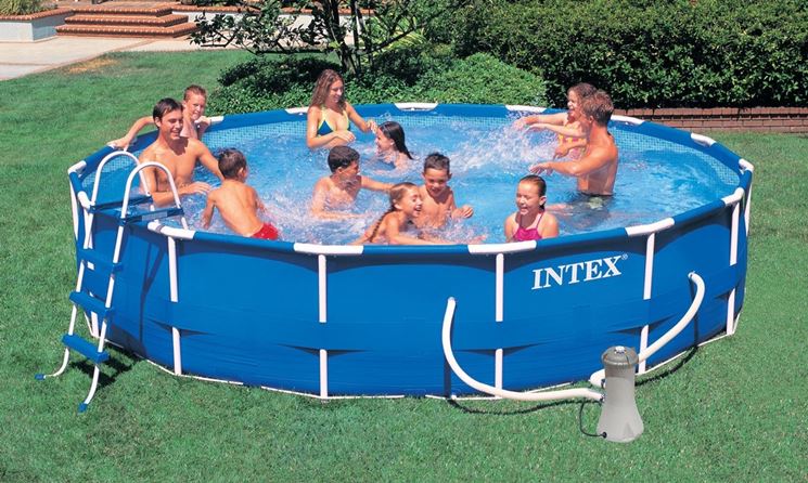 Relax in una piscina da giardino Intex