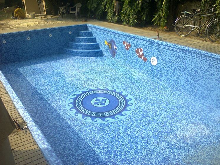 Piscina con rivestimento a mosaico