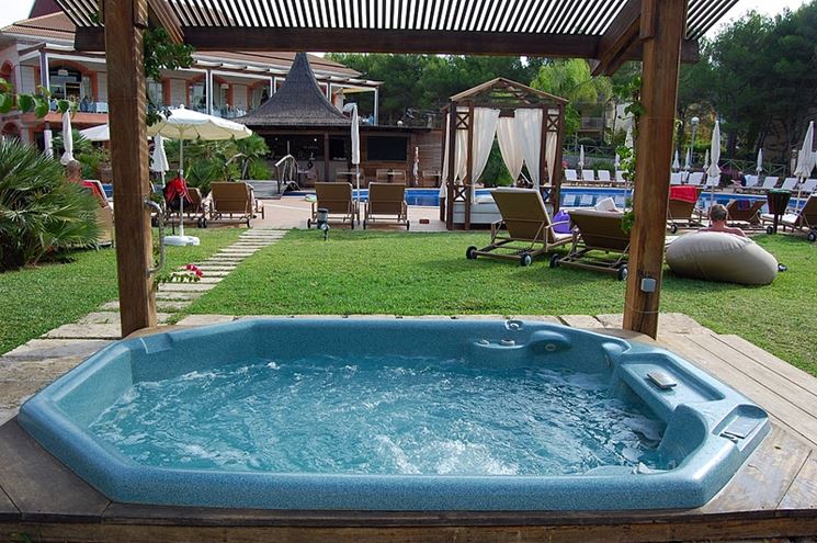 Vasche idromassaggio da esterno piscine da giardino vasca ... Vasche idromassaggio da giardino