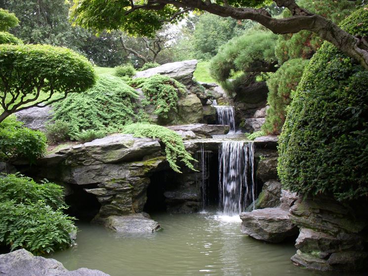 Giardino giapponese con cascata