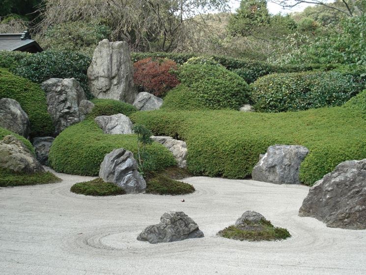 Giardino con rocce e sabbia