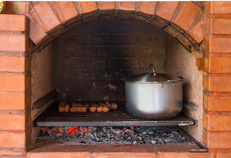 cottura di carne sulla brace del camino