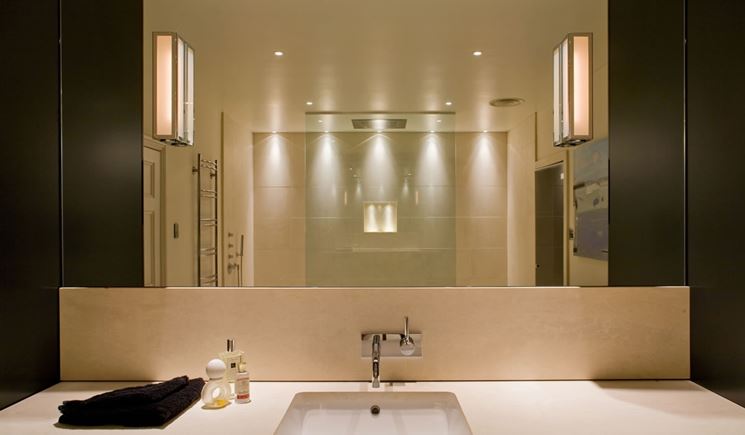 Bagno con luci a soffitto bianche