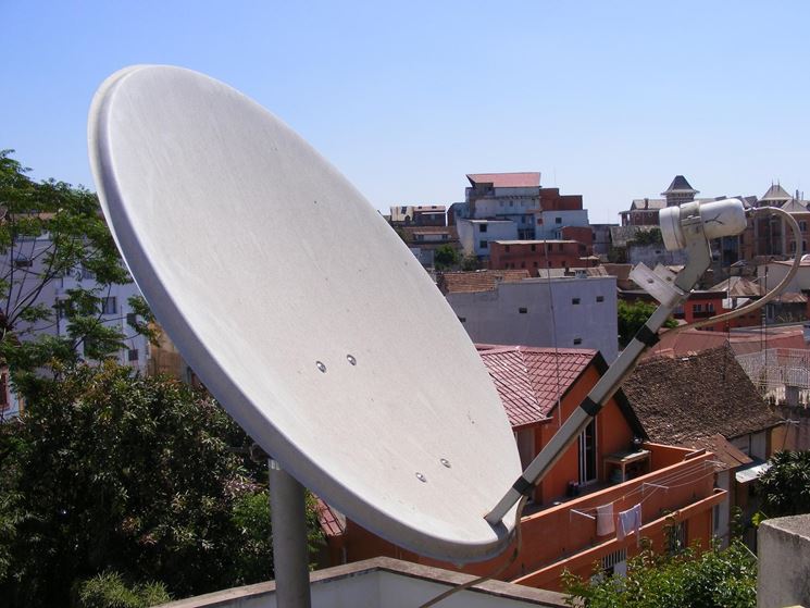 Antenna parabolica su edificio