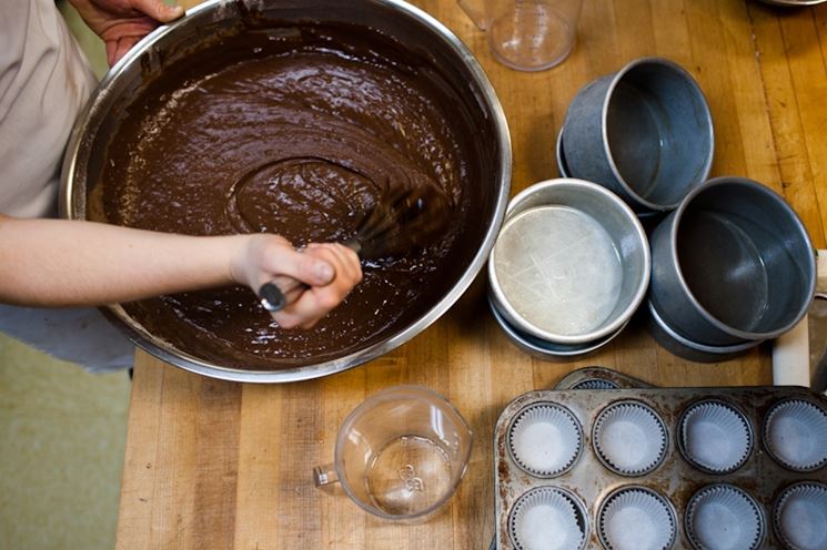 Tortiere e pirottini di varie dimensioni ed impasto per dolci