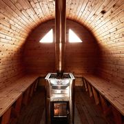 Sauna con stufa centrale
