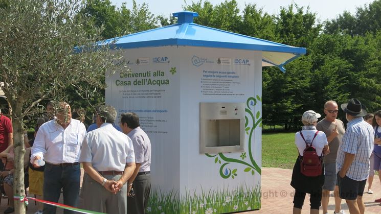 Cittadini che utilizzano casa dell'acqua Bareggio