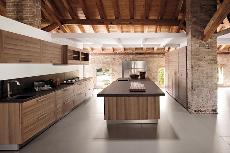 Cucina moderna in legno con isola centrale