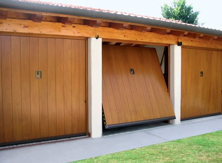 Porta basculante per garage in legno