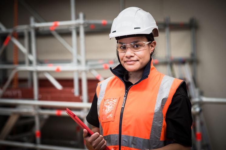 Una lavoratrice in sicurezza