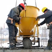 Operai muniti di caschetto di sicurezza