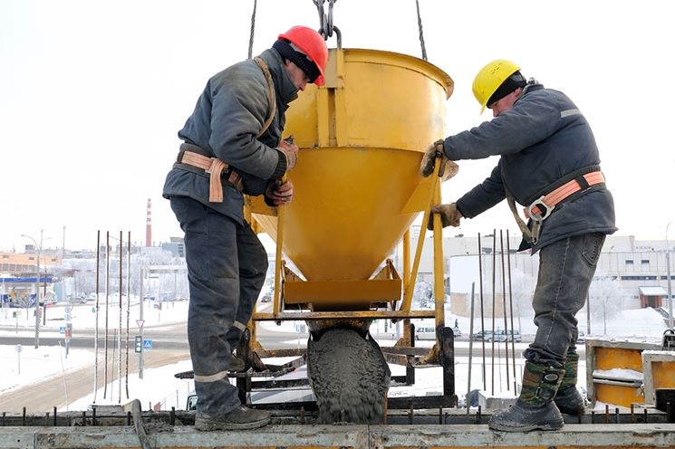 Operai muniti di caschetto di sicurezza