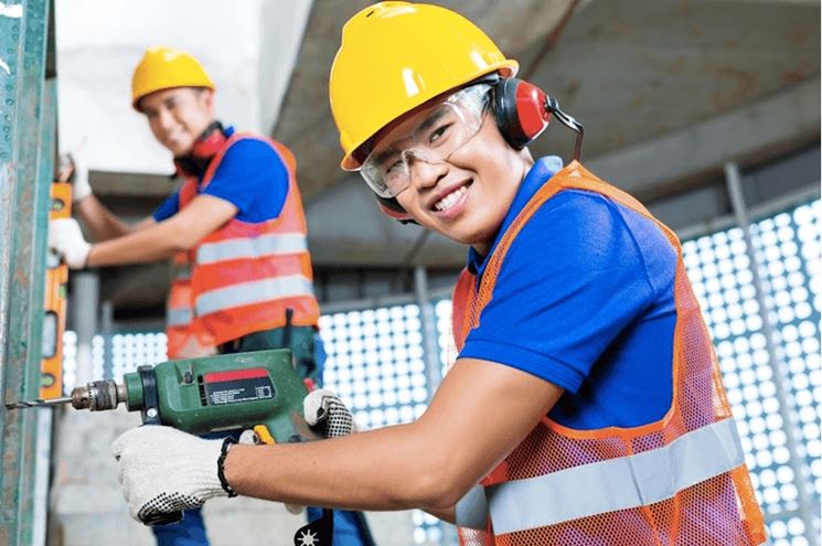 Operai che lavorano in sicurezza