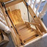 scala retrattile in legno elettrica