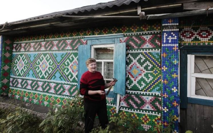 Muro con colorate bottiglie di plastica