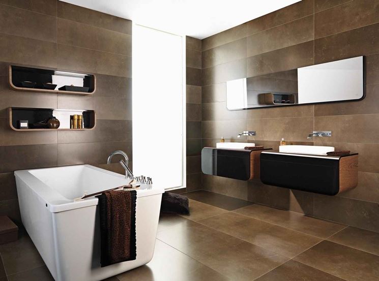 Bagno con rivestimenti in ceramica