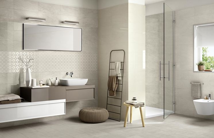 Bagno con rivestimento in ceramica