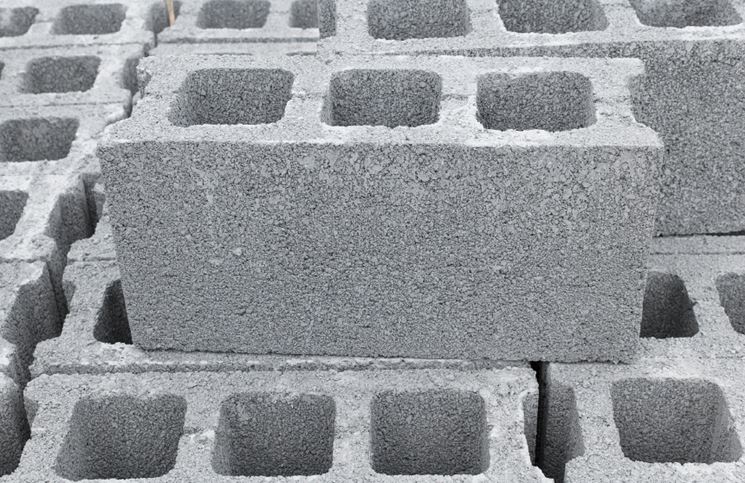 Una pila di blocchi cemento