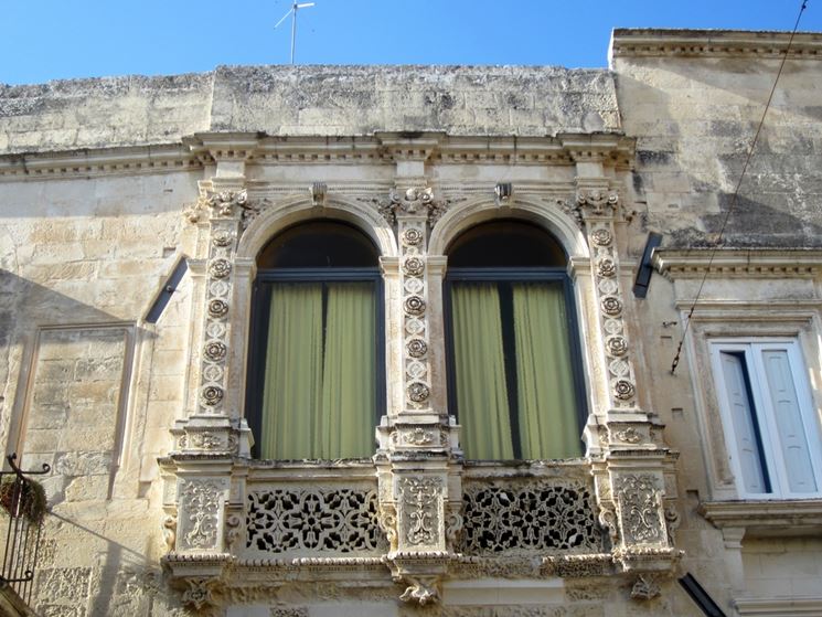 Un magnifico balcone decorato in pietra leccese