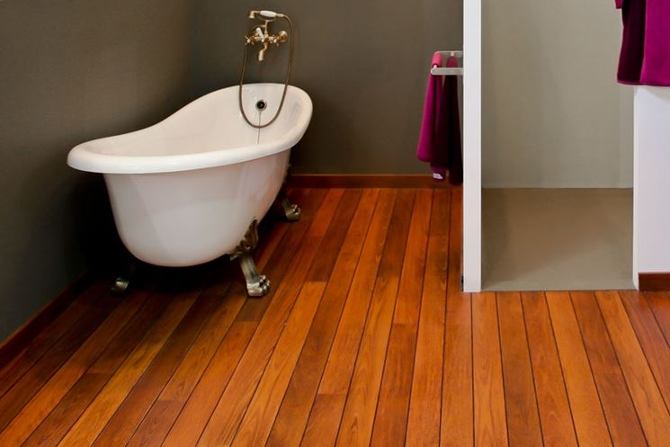 Bagno con pavimento in parquet di teak