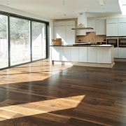 Pavimento laminato effetto legno scuro