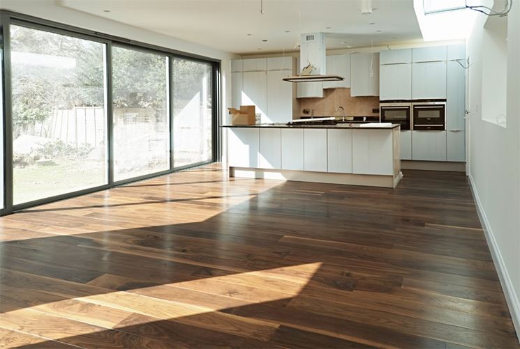 Pavimento laminato effetto legno scuro