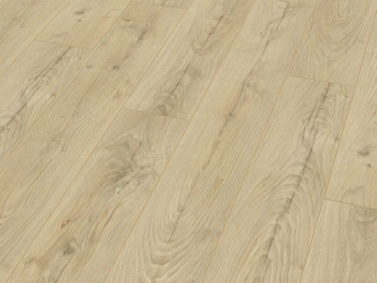 Pavimento laminato effetto legno chiaro