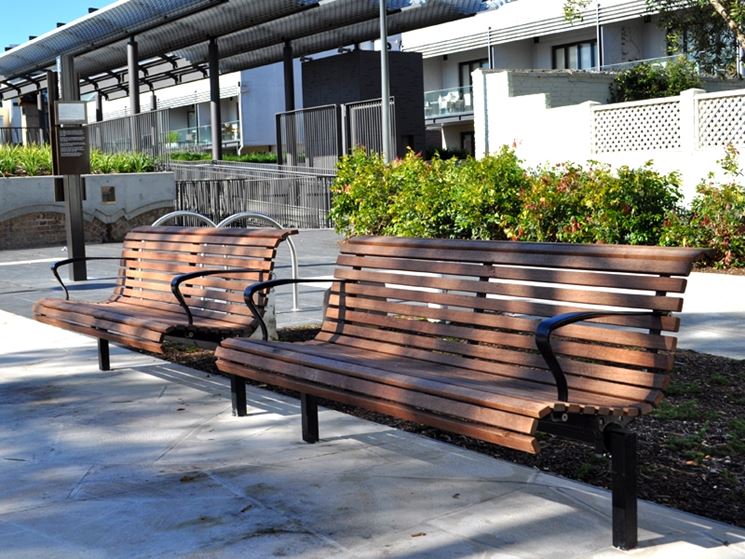 Panchine lungo un viale