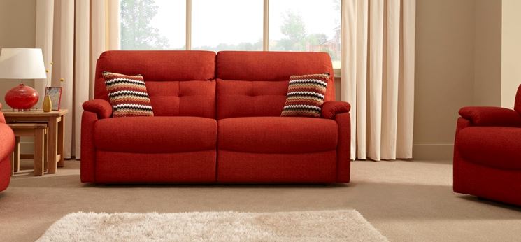 divano con cuscini colorati