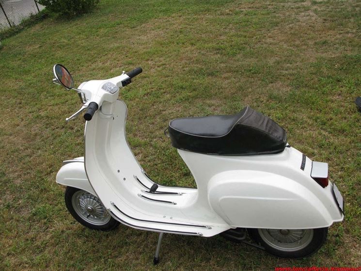 vespa rosa 50 special restaurata