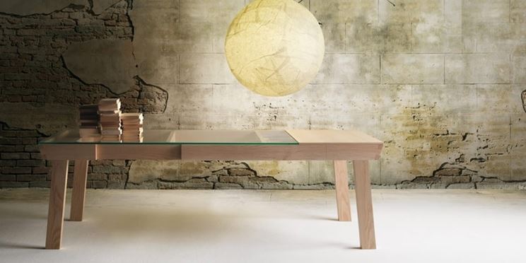 Esempio di tavolo allungabile moderno di design in legno e vetro