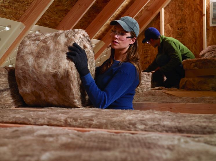 Posa di lana di roccia in un tetto in legno