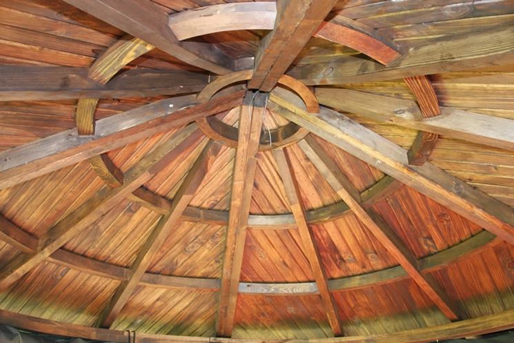 Interno di un tetto in legno