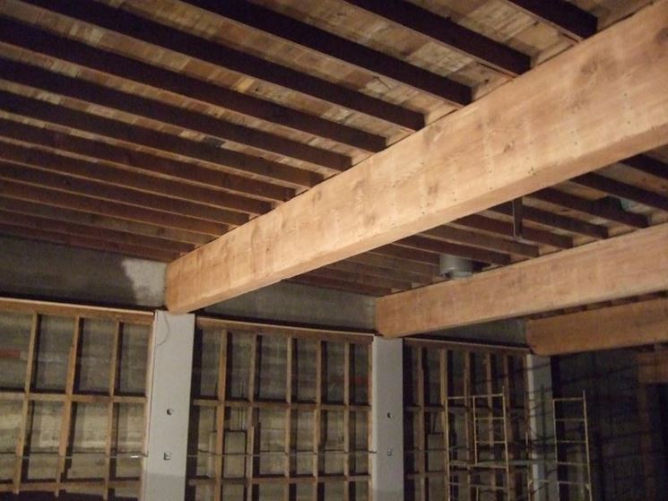 esempio di soffitto con travi in legno