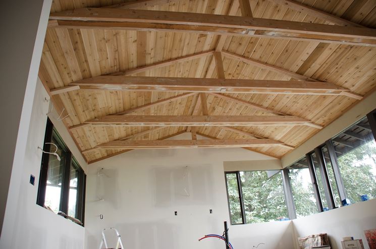 Soffitto con travi in legno