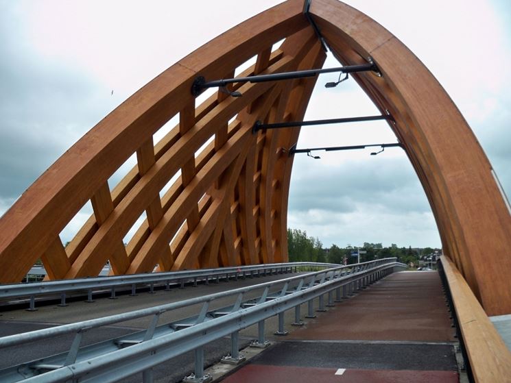 Ponte realizzato con travi di legno lamellare