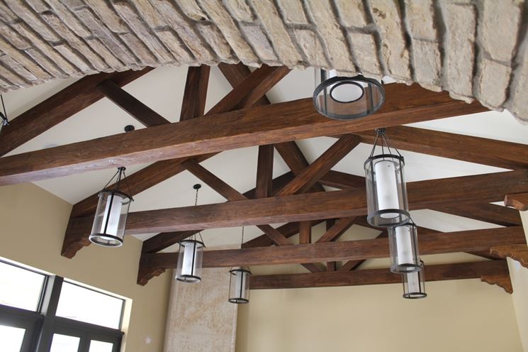 Soffitto con travi in legno